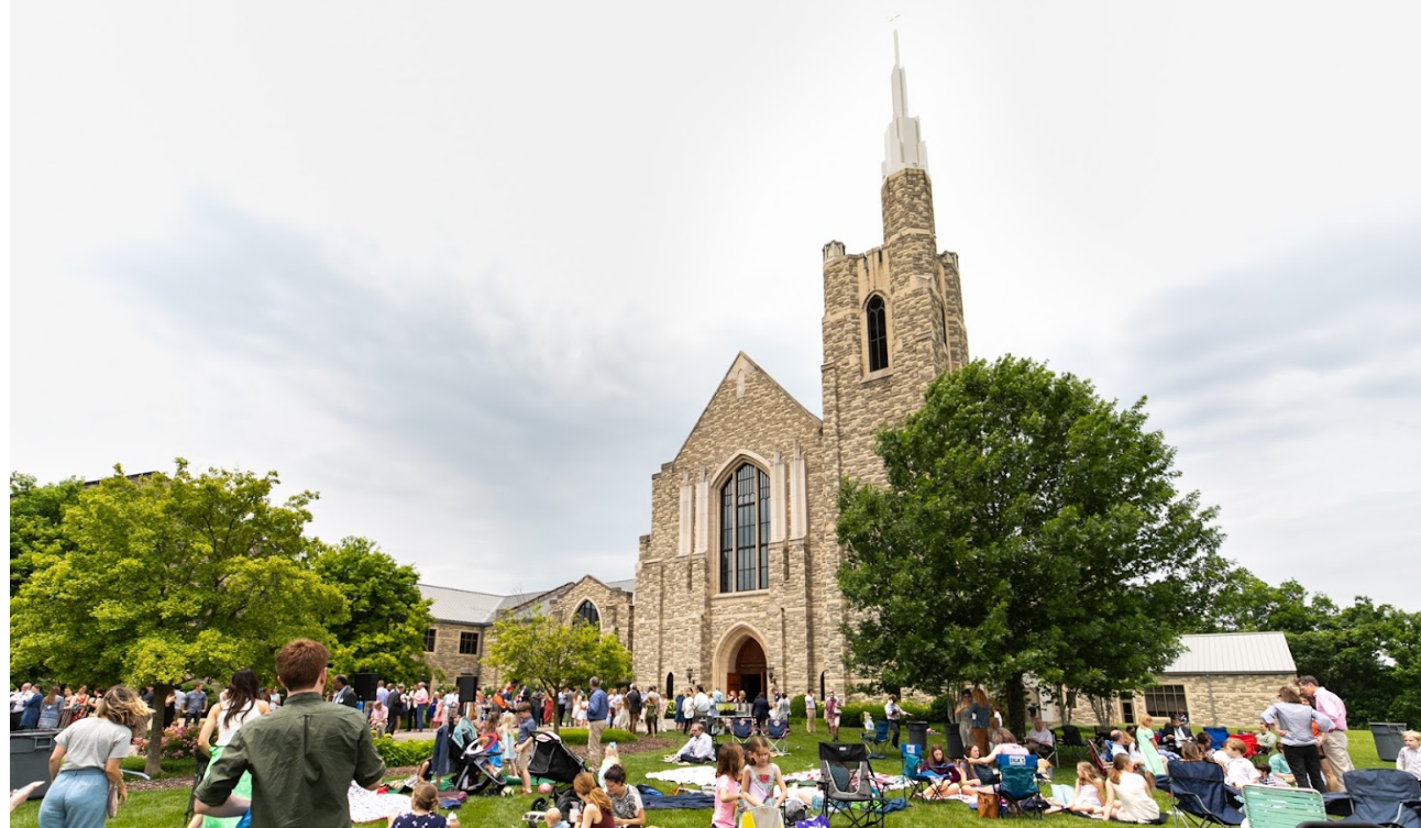 聖約長老教會會友們在槍擊案前，總是在教會草坪自在地享受休閒時光。（圖／ Google Map@Covenant Presbyterian Church)